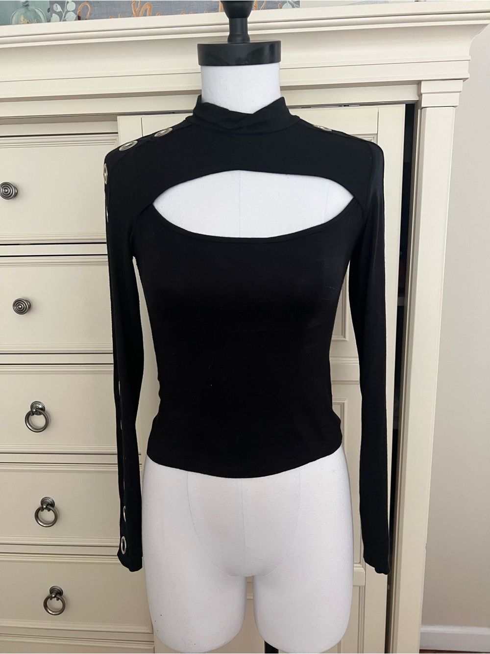 Emma & Sam Black Long-Sleeve Cutout Top